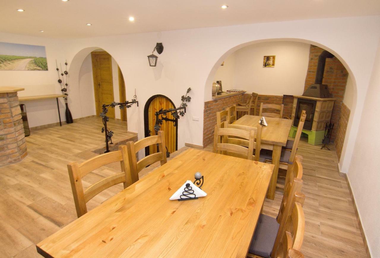 Vinny Sklep A Ubytovani U Rebendu Tvrdonice Exterior foto